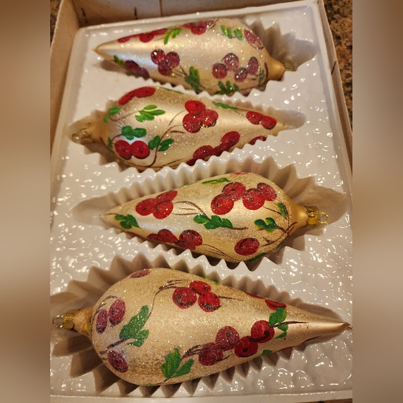 Commodore Christmas Classics Hand Decorated Glass Ornaments, Set of 4 - Picture 4 of 6